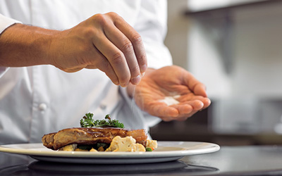 تاثیر خوردن نمک قبل و بعد از غذا